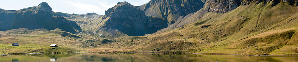 montagnes et lac